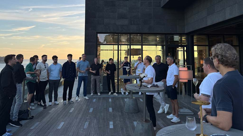 Die mitreisenden Journalisten auf der Dachterrasse des Teamhotels in Jeju mit Herbert Hainer, Rouven Kasper und Max Eberl