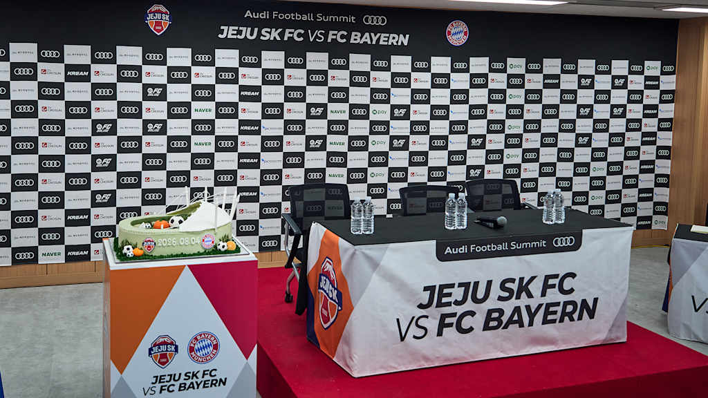 Podest im Medienraum im Jeju-Stadion
