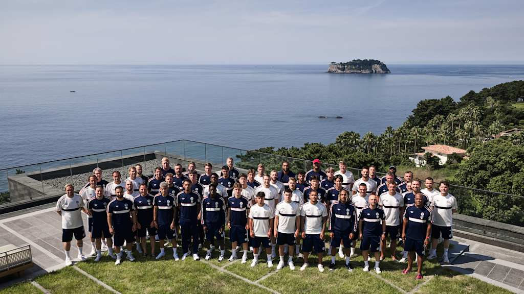 Die Mannschaft und die Trainer aufgereiht auf dem Hoteldach vor atemberaubender Kulisse