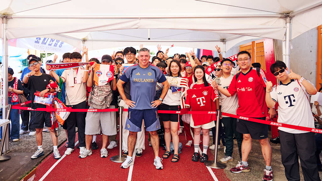 Legende Roy Makaay umringt von südkoreanischen Fans