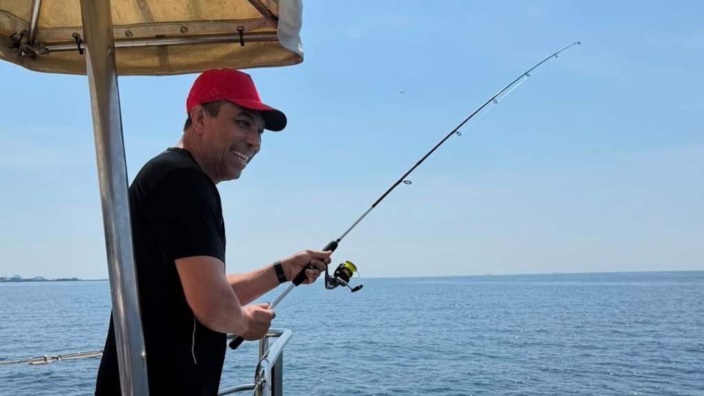 Legende Giovane Elber angelt auf einem Boot auf Jeju bei der Audi Summer Tour