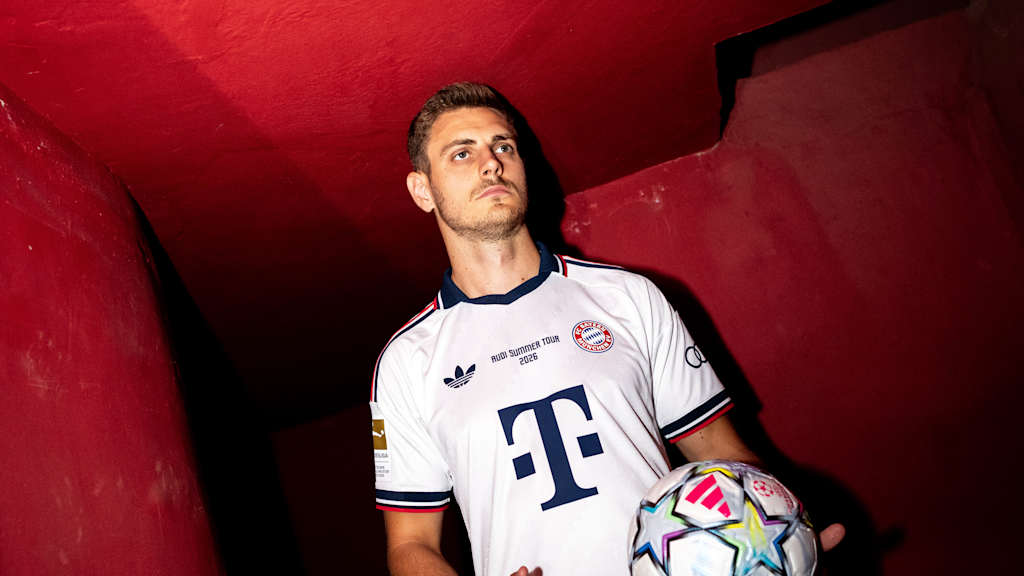 Josip Stanisic im wei ßen Away-Trikot