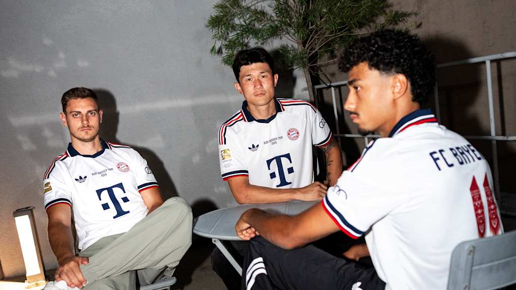 Brown, Stanisic und Minjae im weißen Away-Trikot