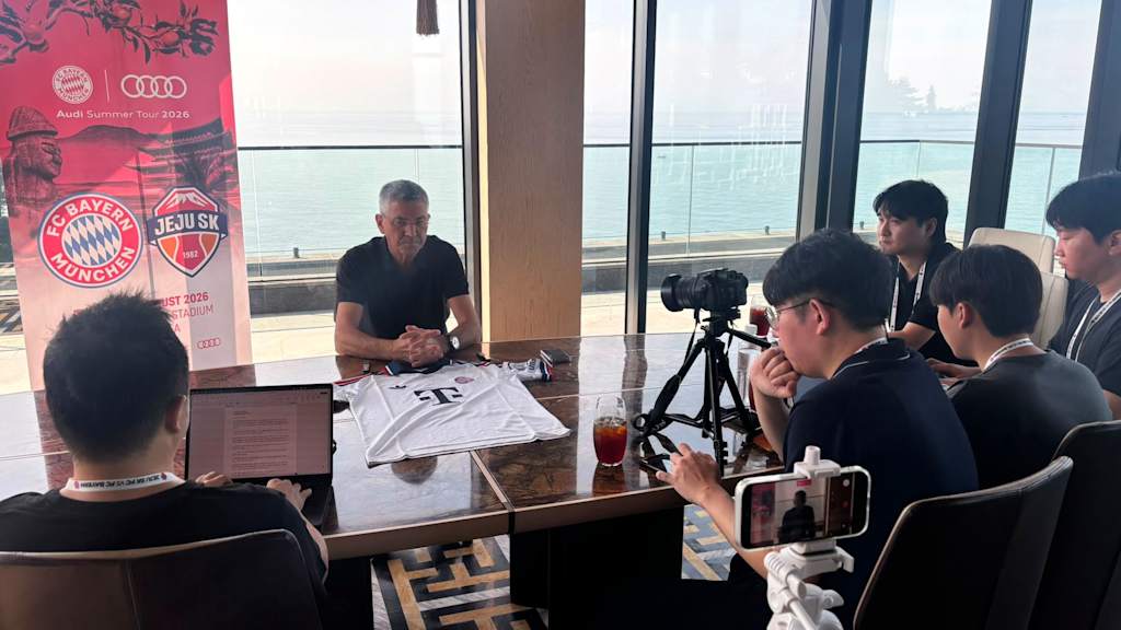 Präsident Herbert Hainer bei einer Medienrunde im Teamhotel in Jeju bei der Summer Tour