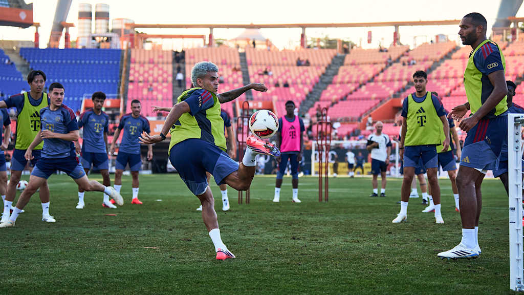 Luis Diaz spielt den Ball mit der Hacke im öffentlichen Training des FC Bayern im Jeju World Cup Stadium