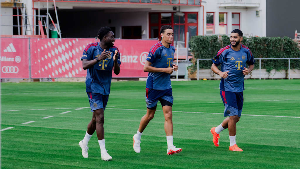 Alphonso Davies, Jamal Musiala und Ismael Saibari laufen auf dem Rasen bei einer individuellen Einheit.