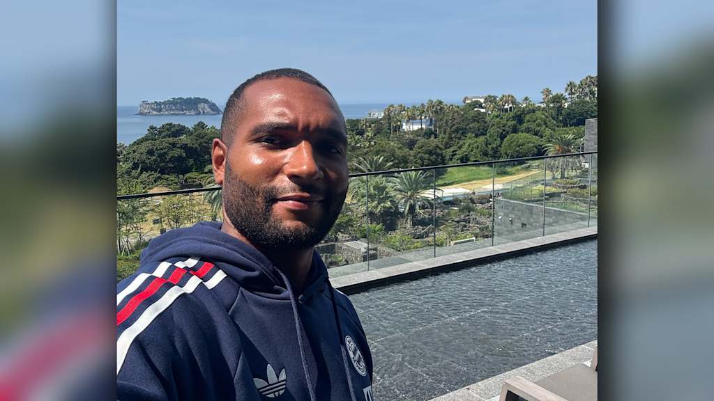 Jonathan Tah Selfie im Spielerhotel auf Jeju bei der Audi Summer Tour