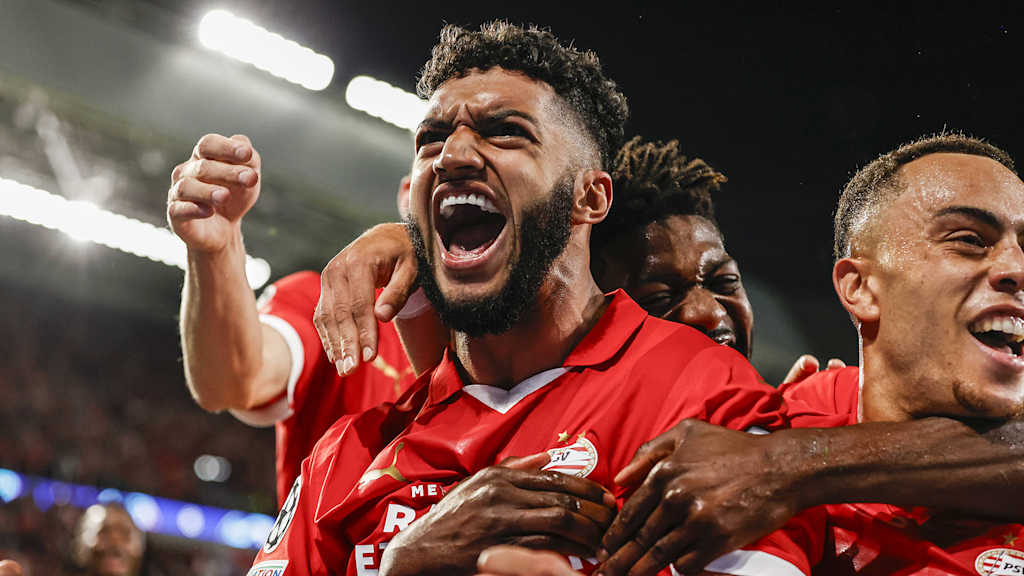 Ismael Saibari jubelt mit Teamkollegen nach einem Tor für die PSV Eindhoven