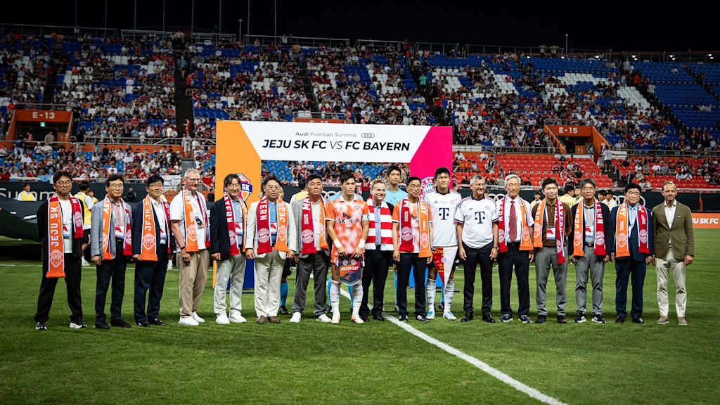 Offizielle des FC Bayern sowie aus Südkorea nehmen Aufstellung auf dem Rasen vor Anpfiff des Spiels Jeju SK vs. FC Bayern