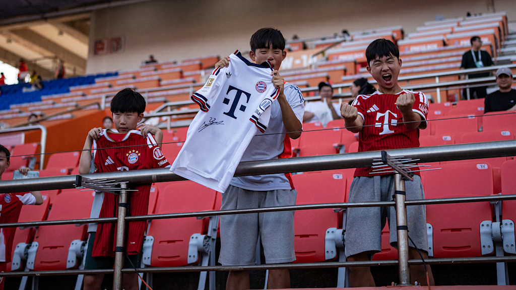 Drei junge FC Bayern-Fans in Jeju