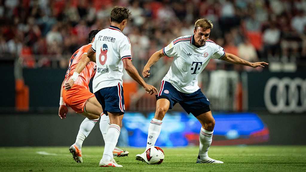 Joao Palhinha am Ball im Audi Football Summit des FC Bayern gegen Jeju SK