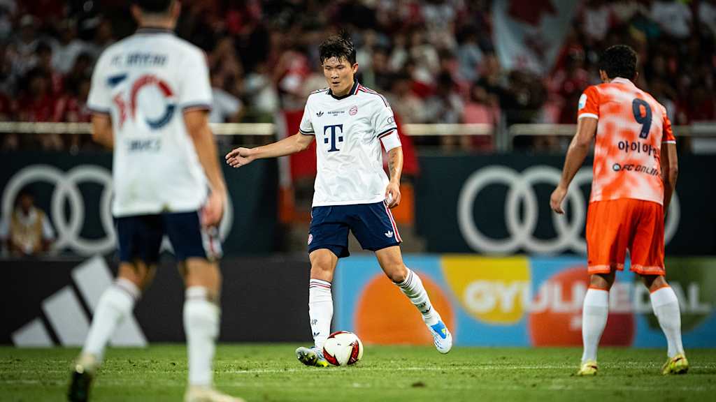 Minjae Kim am Ball im Audi Football Summit des FC Bayern bei Jeju SK