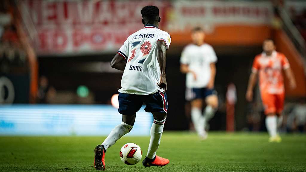 Bara Ndiaye am Ball im Audi Football Summit des FC Bayern bei Jeju SK