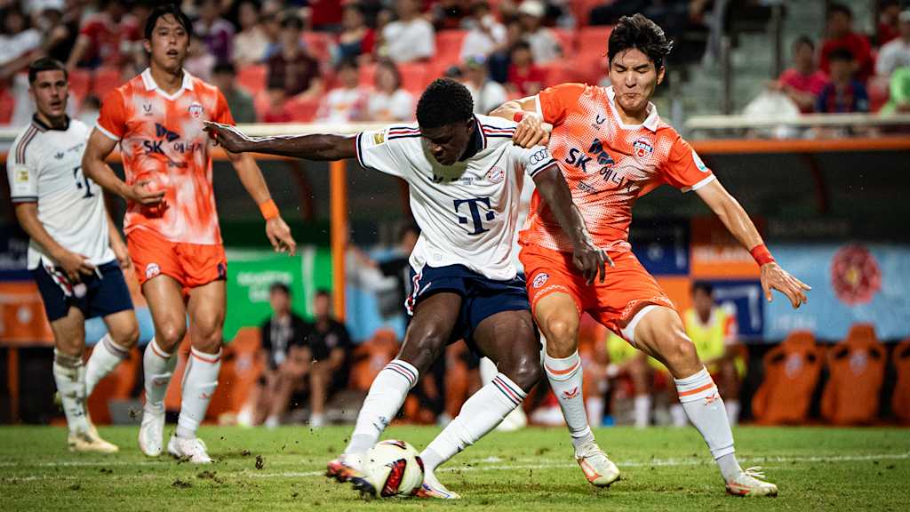 Bastian Assano schießt aufs Tor m Audi Football Summit des FC Bayern bei Jeju SK