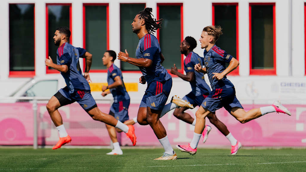 Saibari, Gnabry, Karl, Musiala und Davies beim Sprinttraining auf dem Gelände des FC Bayern