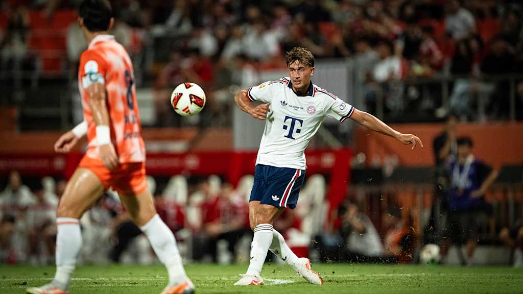 Tom Bischof schlägt eine Flanke im Audi Football Summit des FC Bayern bei Jeju SK