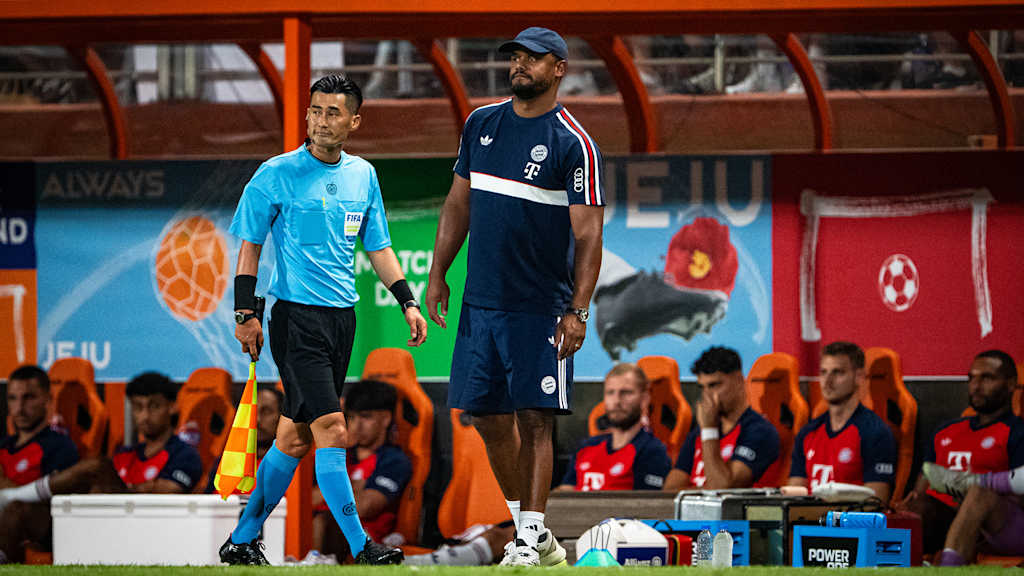 Vincent Kompany an der Seitenlinie im Audi Football Summit des FC Bayern bei Jeju SK