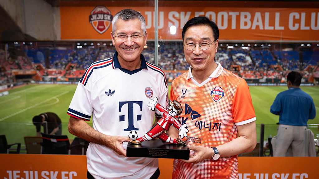 Herbert Hainer mit Wi Seong-gon, Gouverneur von Jeju.