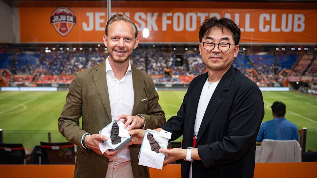 Rouven Kasper erhält ein Geschenk von einem Vertreter von Jeju SK FC