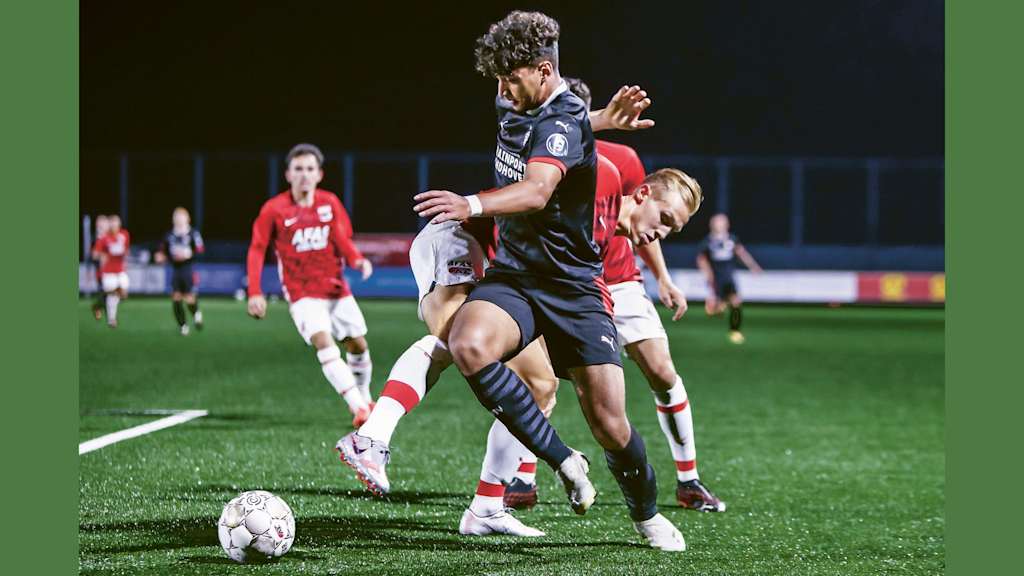 Ismael Saibari im Ball in einem Spiel von Jong PSV
