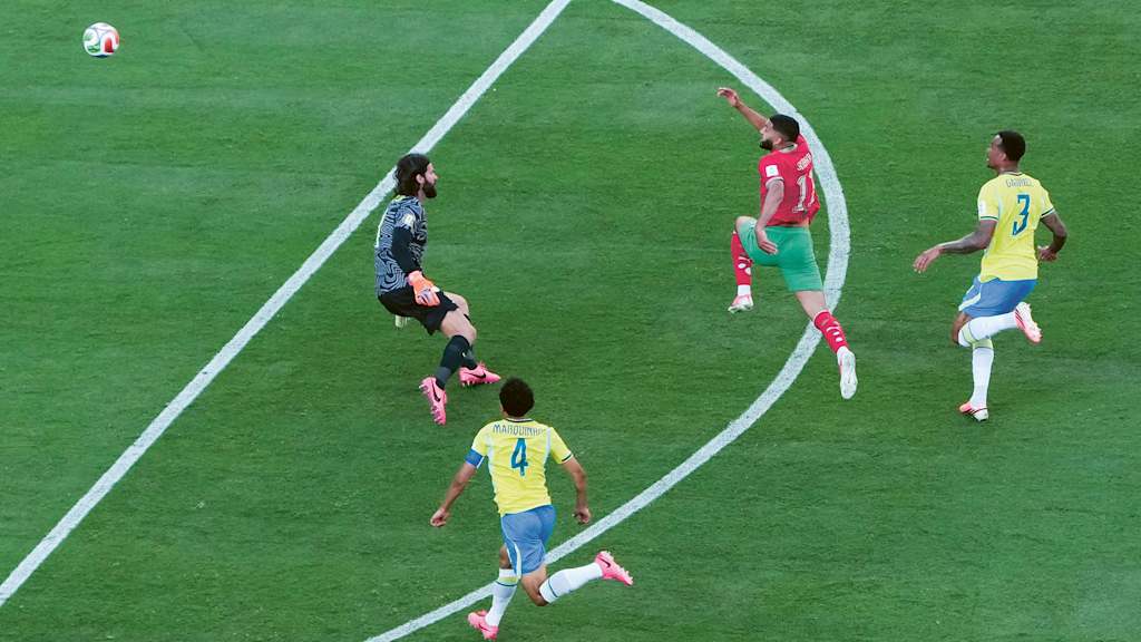 Marokkos Ismael Saibari überlupft Brasiliens Torwart im WM-Spiel