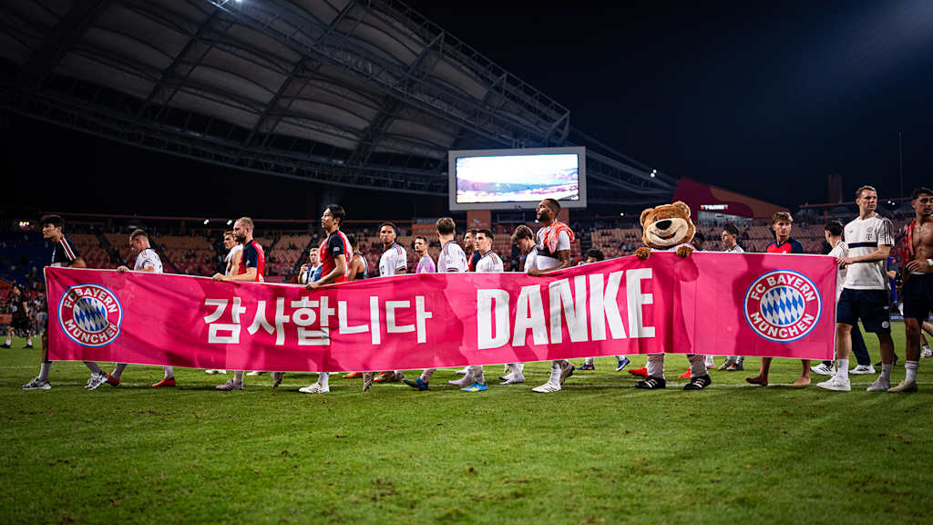 Bayern-Spieler bedanken sich mit einem Banner bei den Fans vor Ort nach dem Audi Football Summit des FC Bayern bei Jeju SK