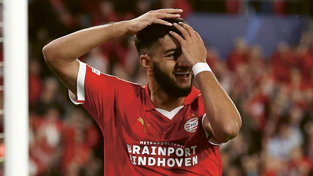Ismael Saibari wischt sich den Kopf als Torjubel