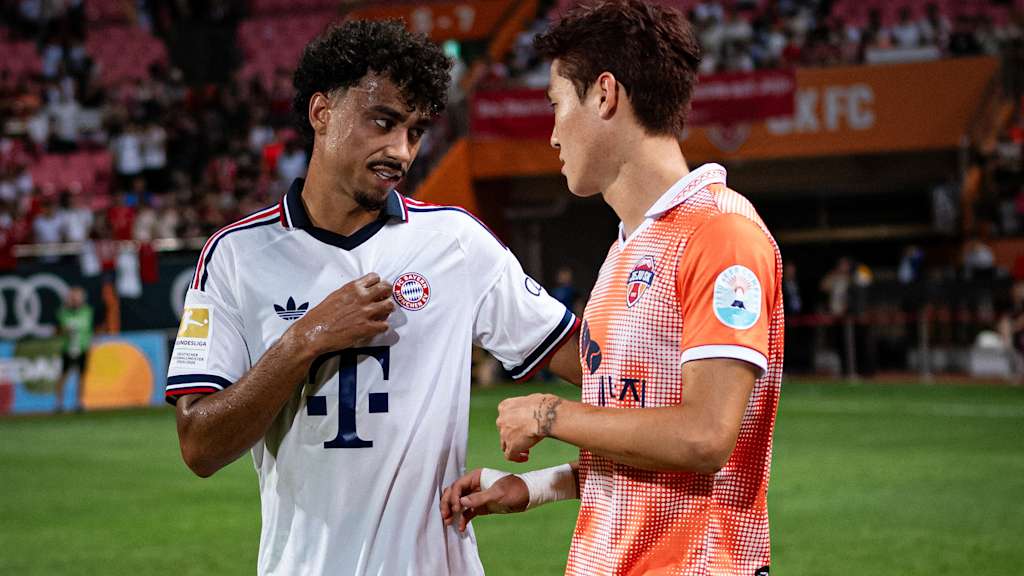 Nathaniel Brown unterhält sich mit einem Gegenspieler nach dem Audi Football Summit des FC Bayern gegen Jeju SK