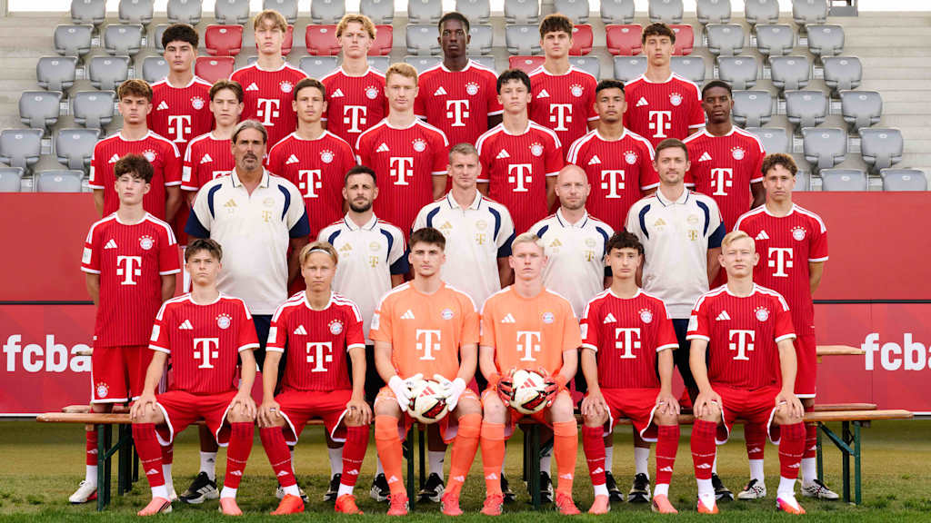 Die U17 posiert für das Teamfoto.