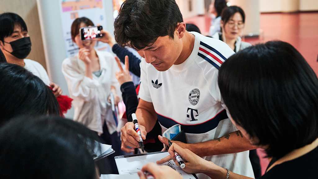 Minjae Kim schreibt Autogramme für Fans am Flughafen
