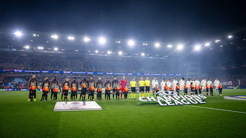 Aufstellung der Teams vor Anpfiff des Champions League-Spiels Aston Villa gegen FC Bayern