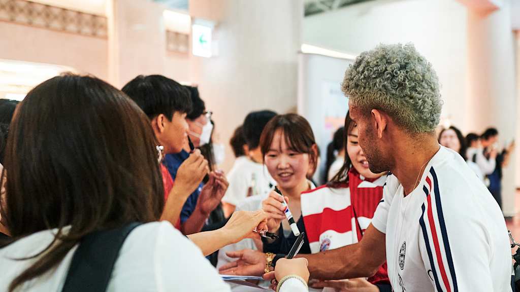 Luis Diaz schreibt Autogramme für Fans am Flughafen
