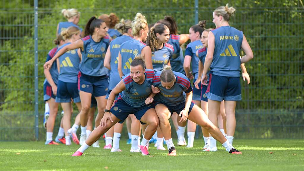 Ariana Caruso und Klara Bühl bei einer Aufwärmübung im Training.