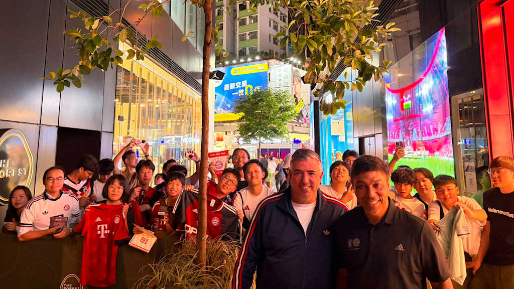 Roy Makaay und Giovane Elber mit Fans in Hongkong