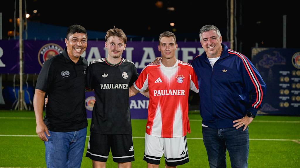Giovane Elber und Roy Makaay mit zwei Bewerbern für das Match of Your Life