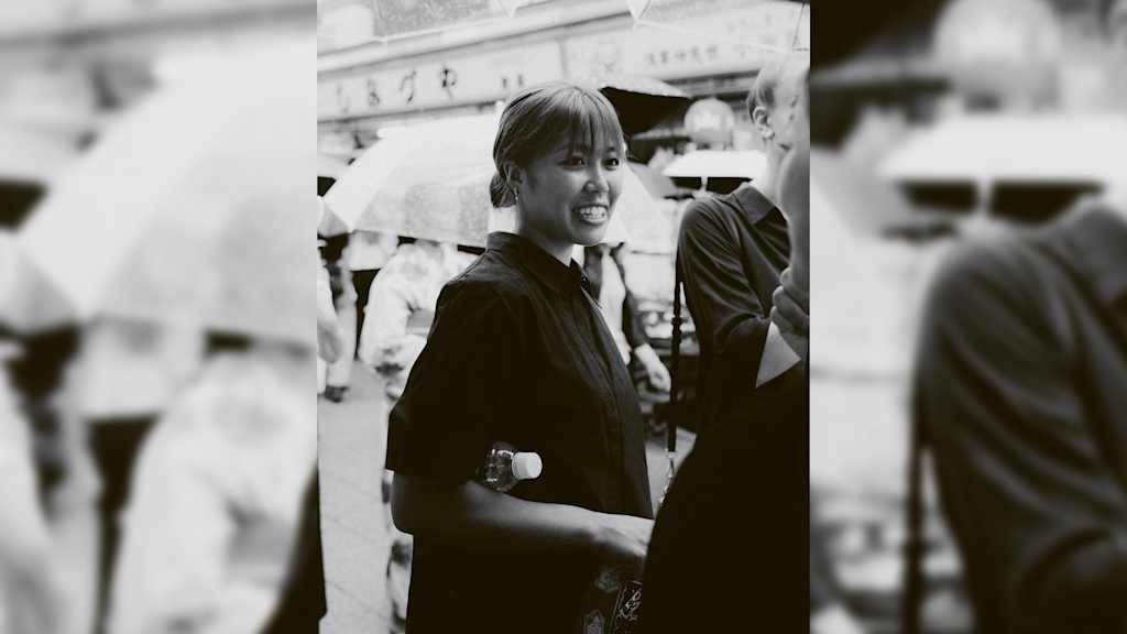 Momoko Tanikawa lächelnd auf den Straßen von Tokyo.