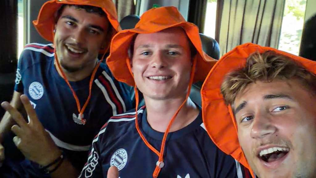 Jonas Urbig, Aleks Pavlovic und Jonas Urbig haben Mandarinenmützen auf.