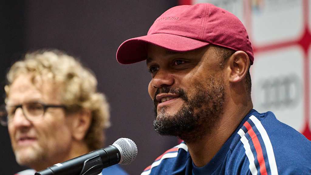 Vincent Kompany spricht auf der Pressekonferenz des FC Bayern vor dem Audi Football Summit gegen Aston Villa