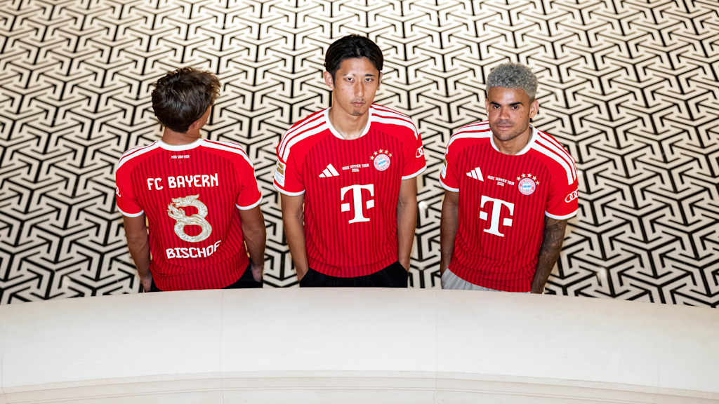 Díaz, Bischof und Ito im roten Home-Trikot des FC Bayern mit Sonderflock