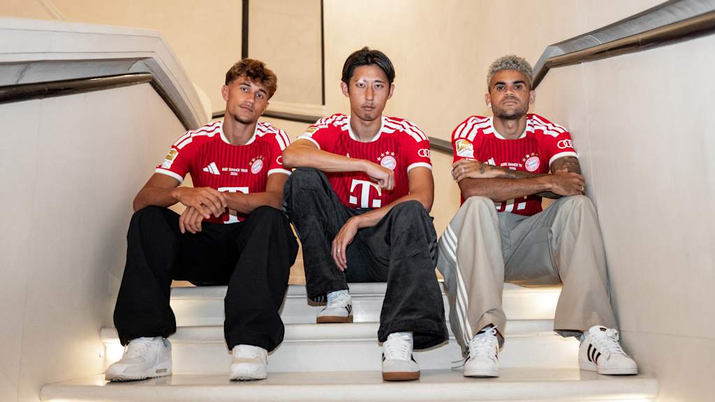 Díaz, Bischof und Ito im roten Home-Trikot