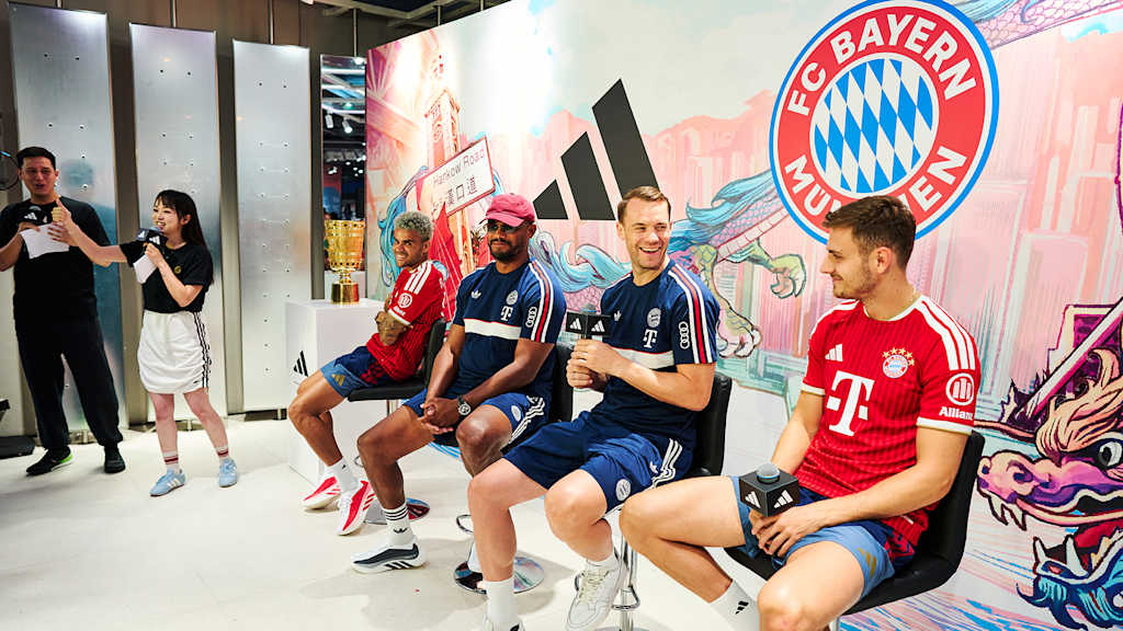 Josip Stanisic, Manuel Neuer, VIncent Kompany und Luis Diaz sitzen bei einem adidas-Event in Hongkong auf einer Bühne und beantworten Fragen