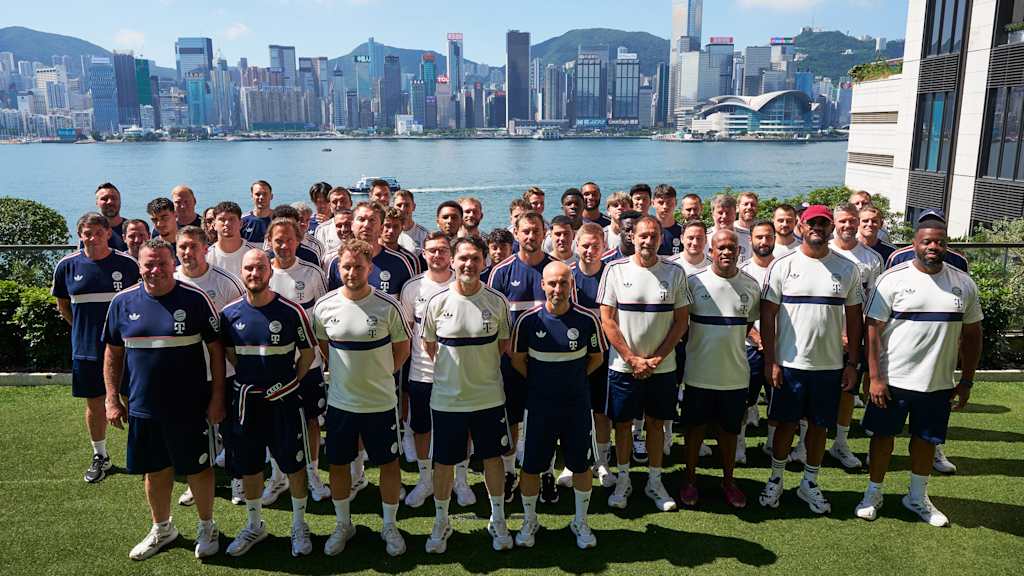 Ein Teamfoto mit dem Staff vor der Skyline Hongkongs