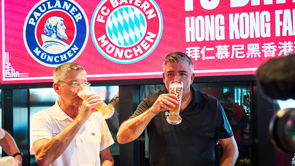 Herbert Hainer und Roy Makaay trinken ein Bier
