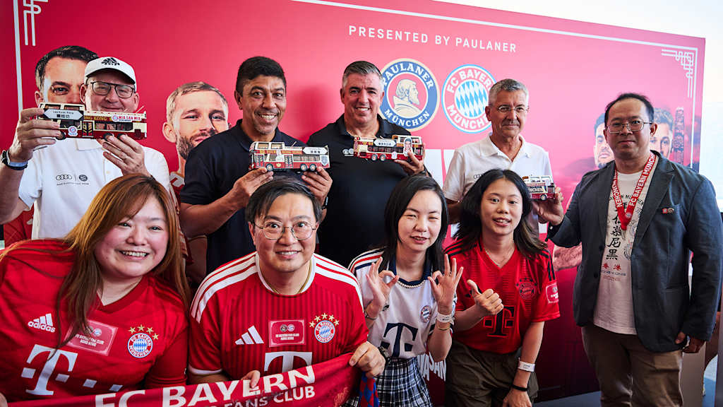 Dieter Mayer, Giovane Elber, Roy Makaay und Herbert Hainer machen ein Foto mit Fans