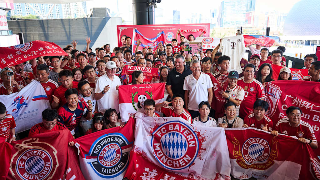 Gruppenfoto beim Fanevent in Hongkong mit Herbert Hainer, Dieter Mayer, Giovane Elber und Roy Makaay