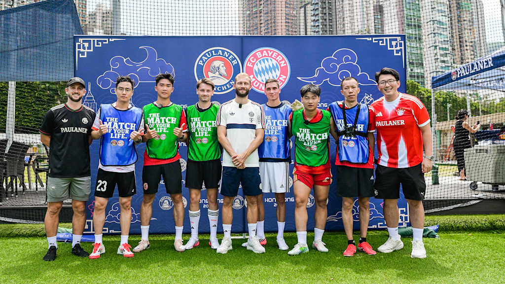 Konrad Laimer mit Fans des FC Bayern bei einem Paulaner-Event
