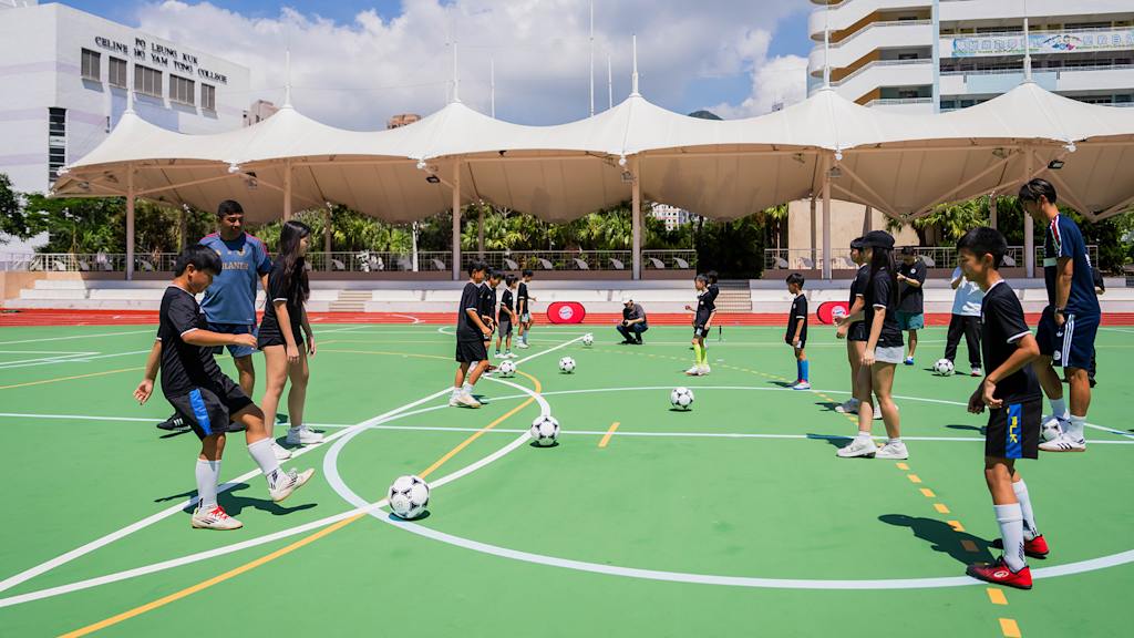 Giovane Elber and Hiroki Ito train with kids in Hong Kong