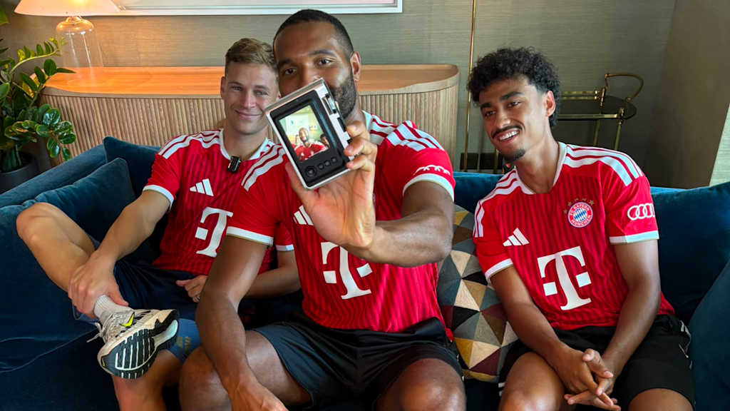Jonathan Tah macht ein Selfie von sich, Joshua Kimmich und Nathaniel Brown bei einer Audi-Veranstaltung