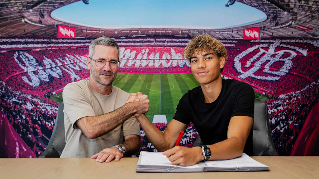 Roy Snip und Michael Wiesinger geben sich die Hand bei der Vertragsunterschrift