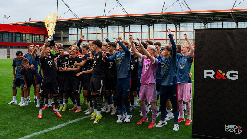 Die FC Bayern U19 und U17 stemmen den Pokal in die Höhe.